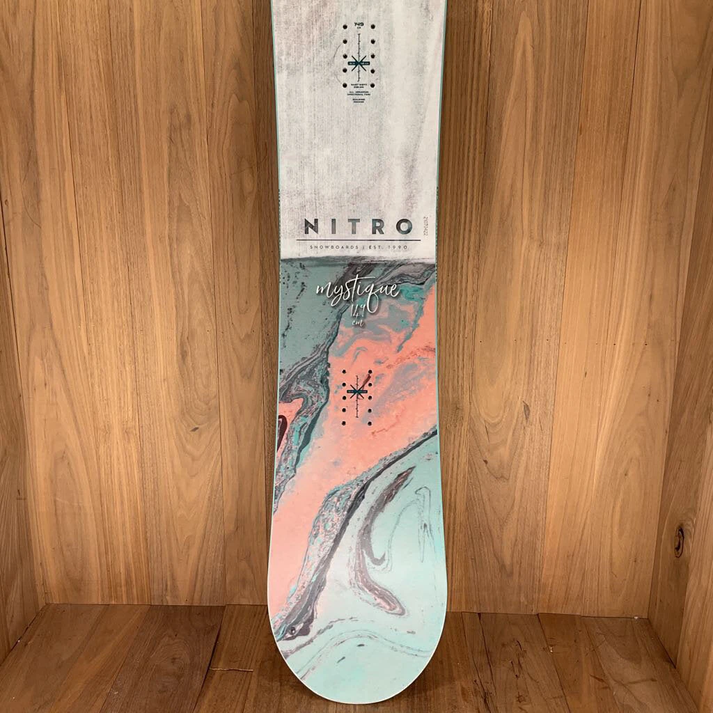 2022 Nitro Women's Mystique Snowboard 2022 Nitro Women's Mystique Snowboard